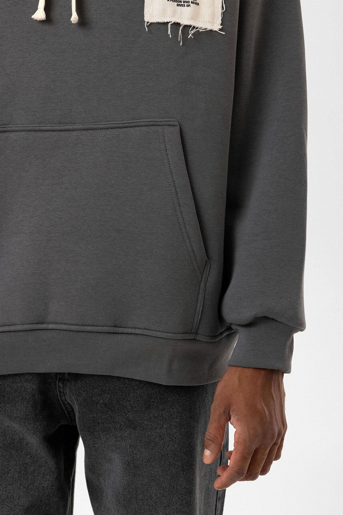 Etiket Detaylı Oversize Kapüşonlu Sweatshirt