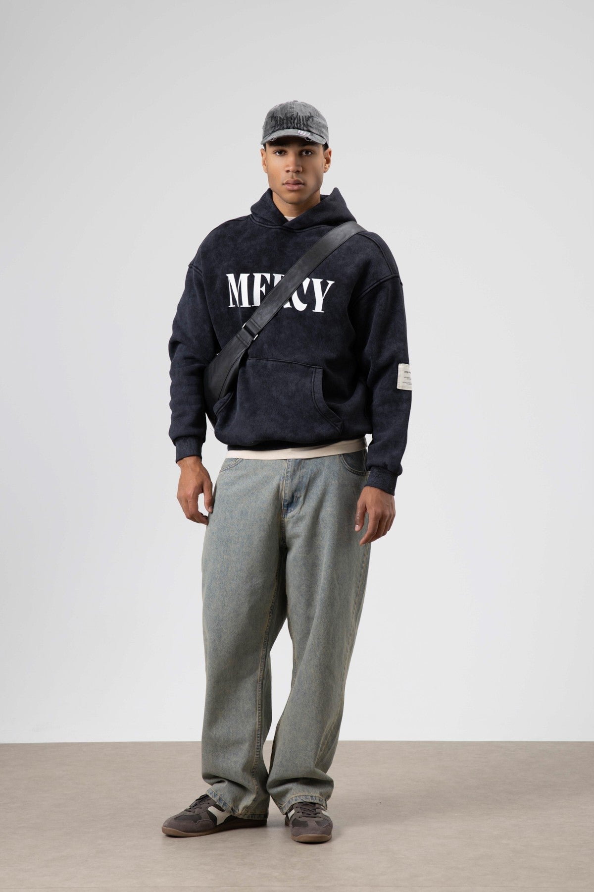 Kart Detaylı Yıkamalı Oversize Sweatshirt