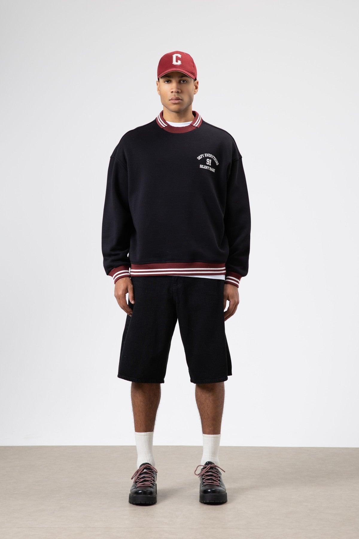 Oversize Yaka Nakış Detaylı Sweatshirt