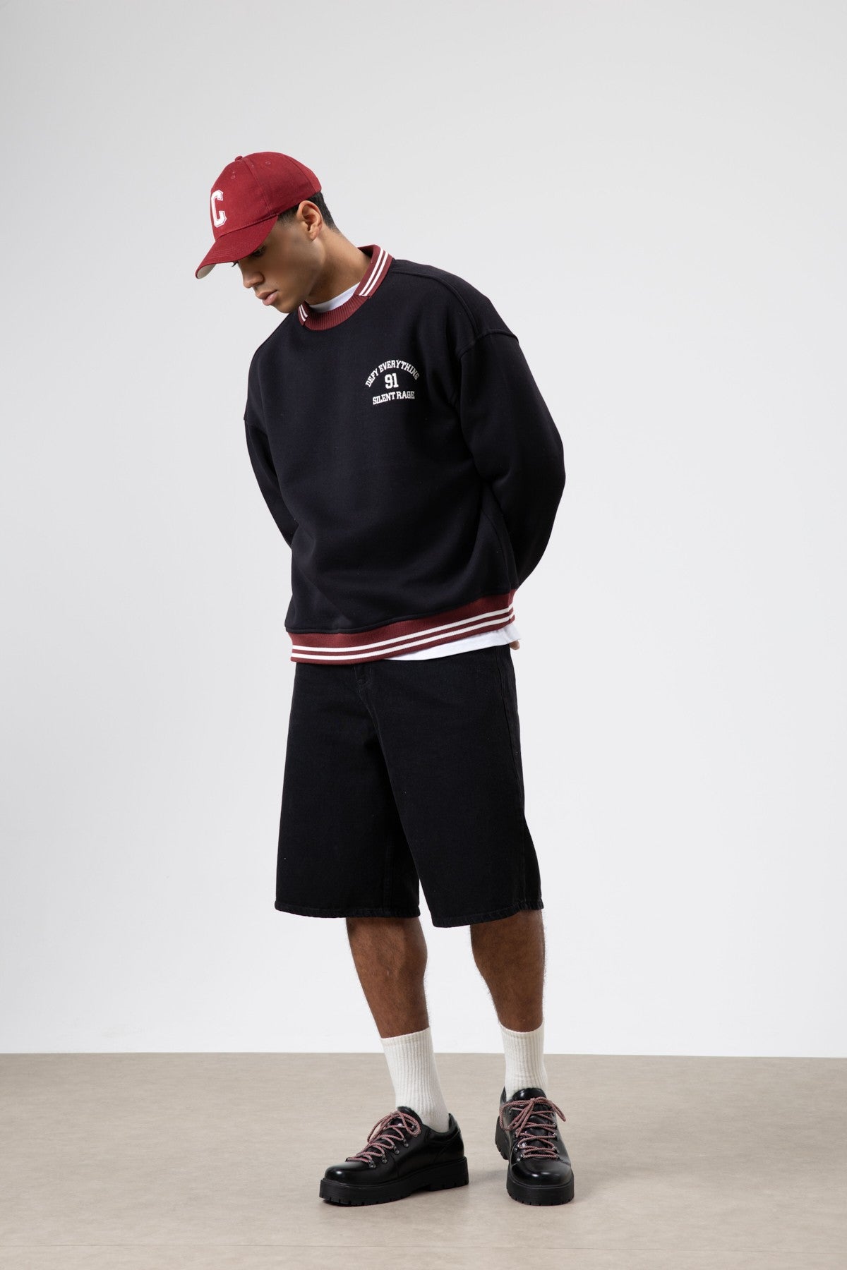 Oversize Yaka Nakış Detaylı Sweatshirt