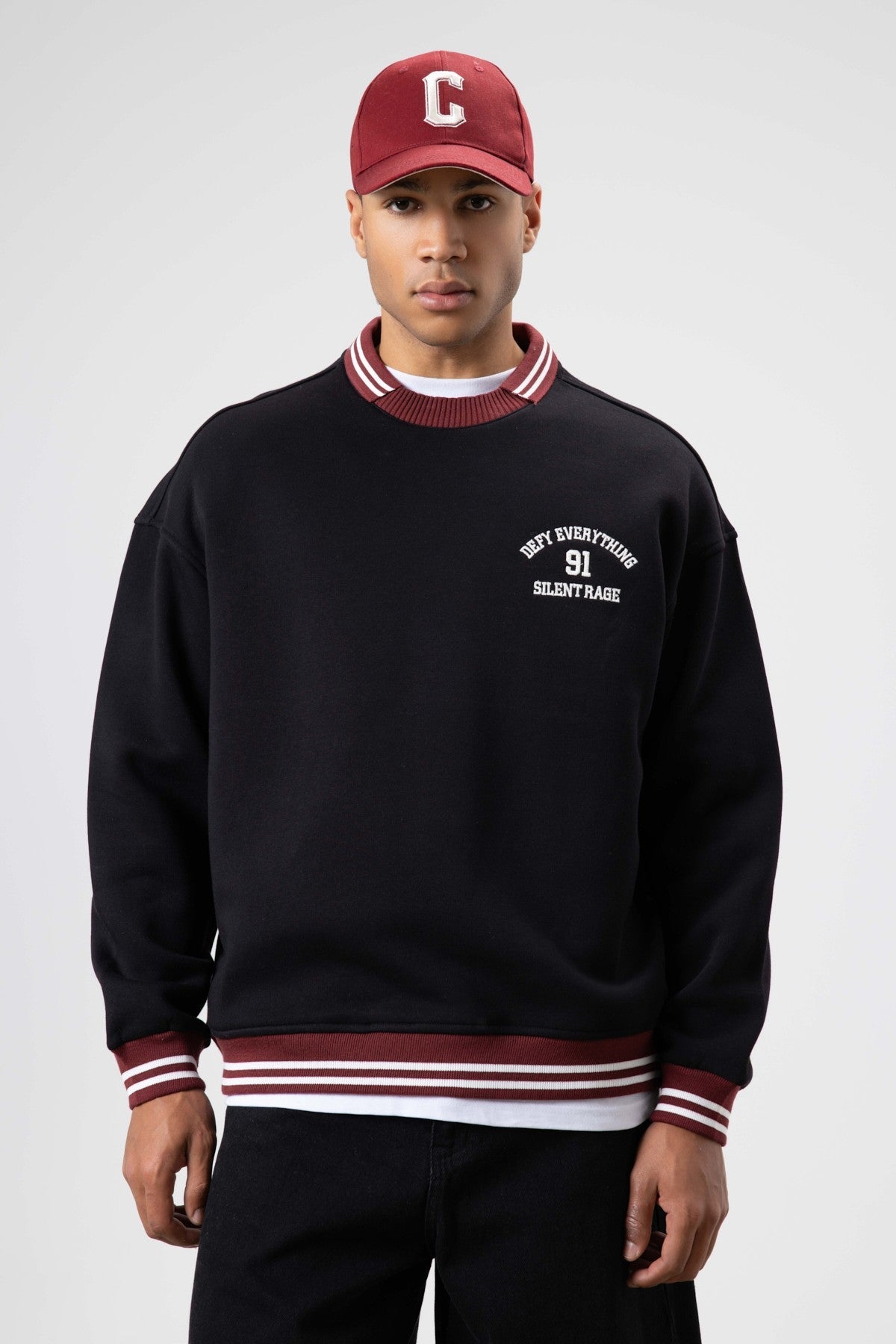 Oversize Yaka Nakış Detaylı Sweatshirt