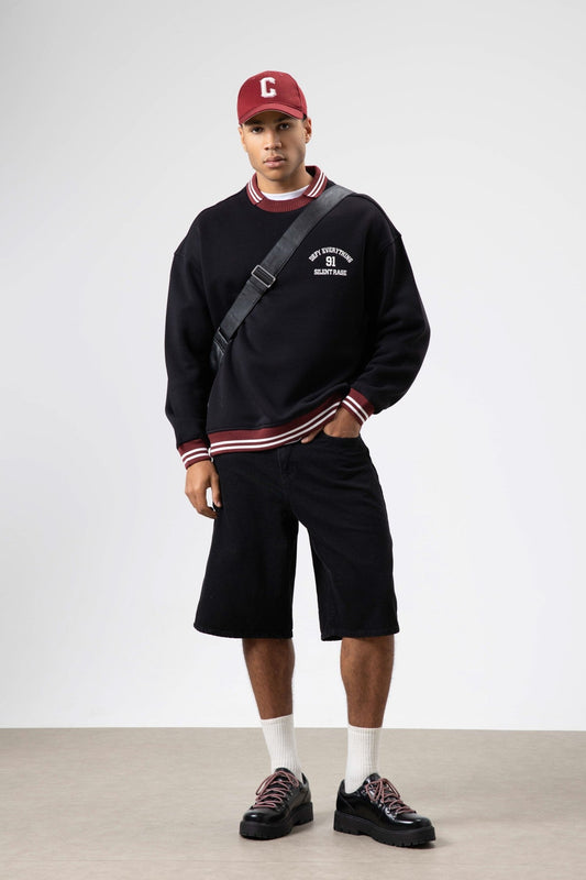 Oversize Yaka Nakış Detaylı Sweatshirt