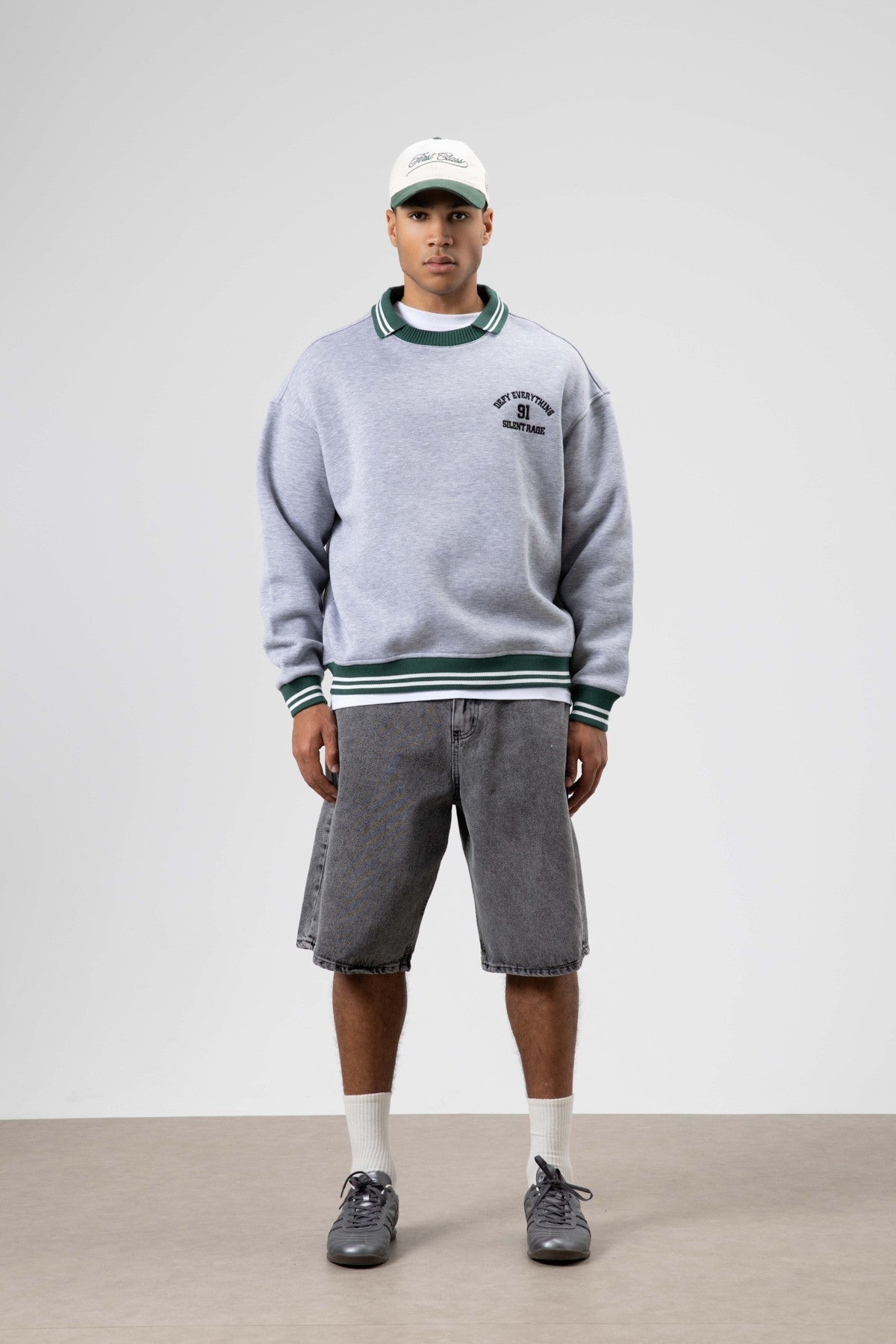 Oversize Yaka Nakış Detaylı Sweatshirt
