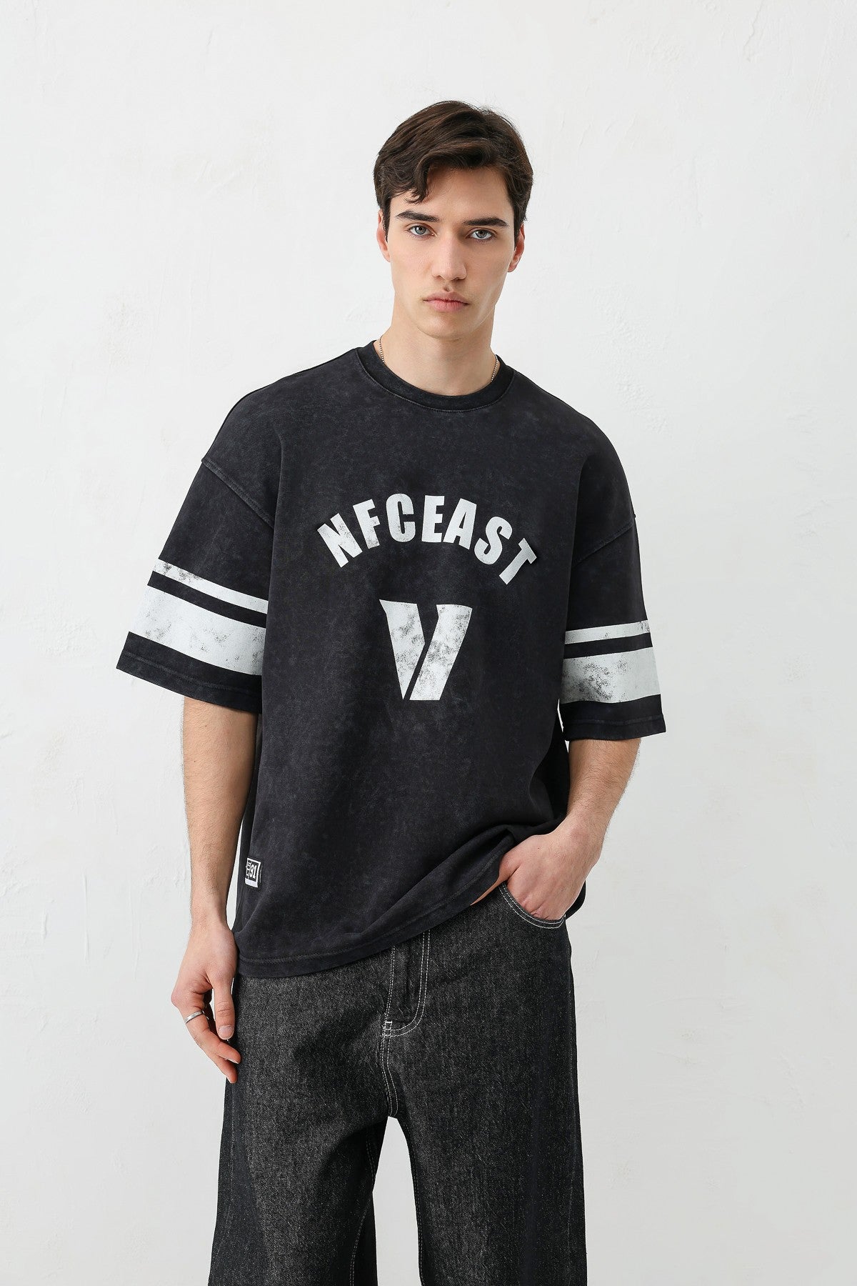 Oversize V Baskılı Kol Detaylı Tişört