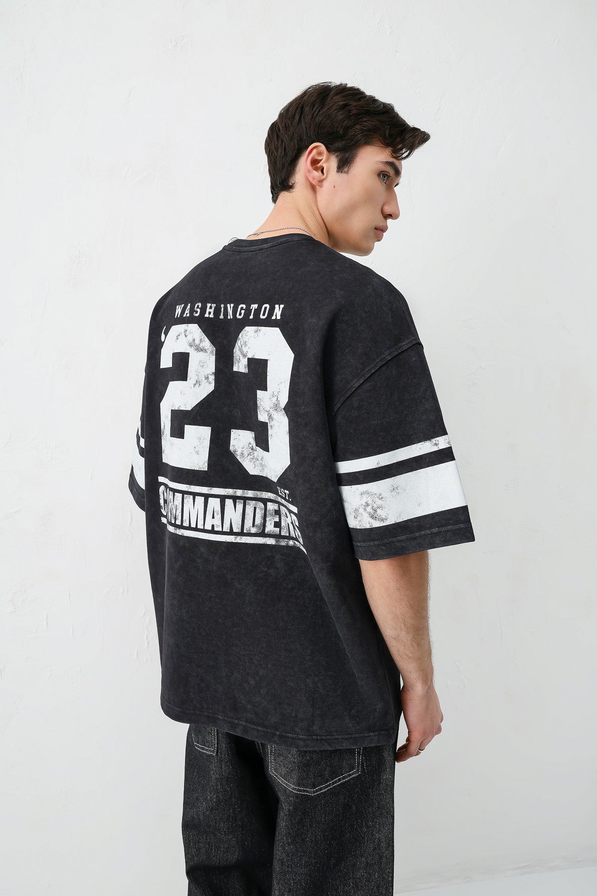 Oversize V Baskılı Kol Detaylı Tişört