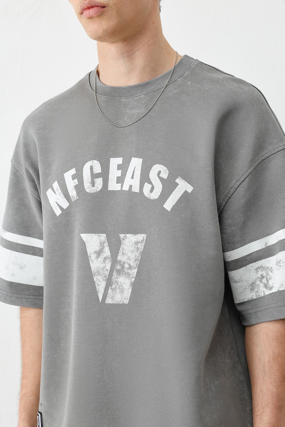 Oversize V Baskılı Kol Detaylı Tişört