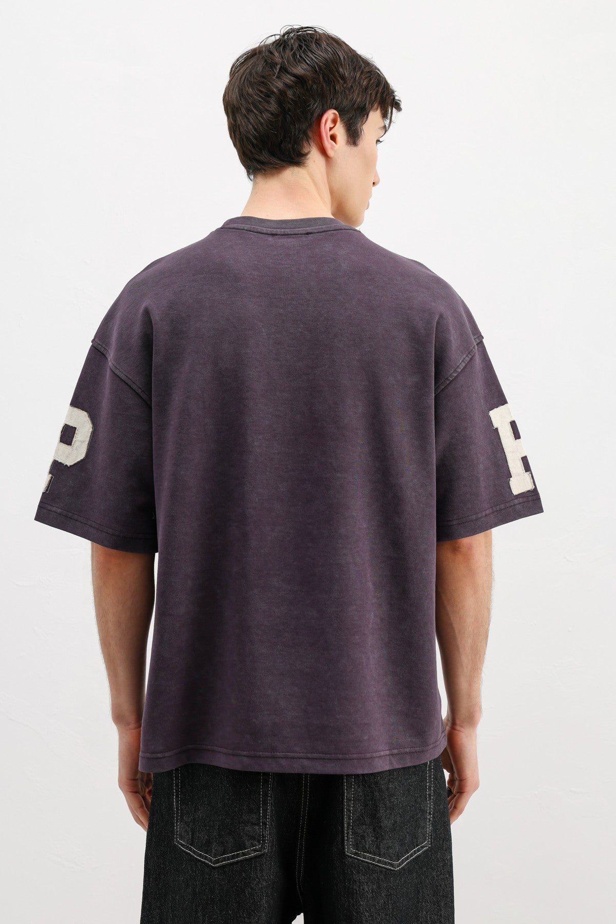 Oversize Kol ve Göğüs Yazı Baskılı Tişört