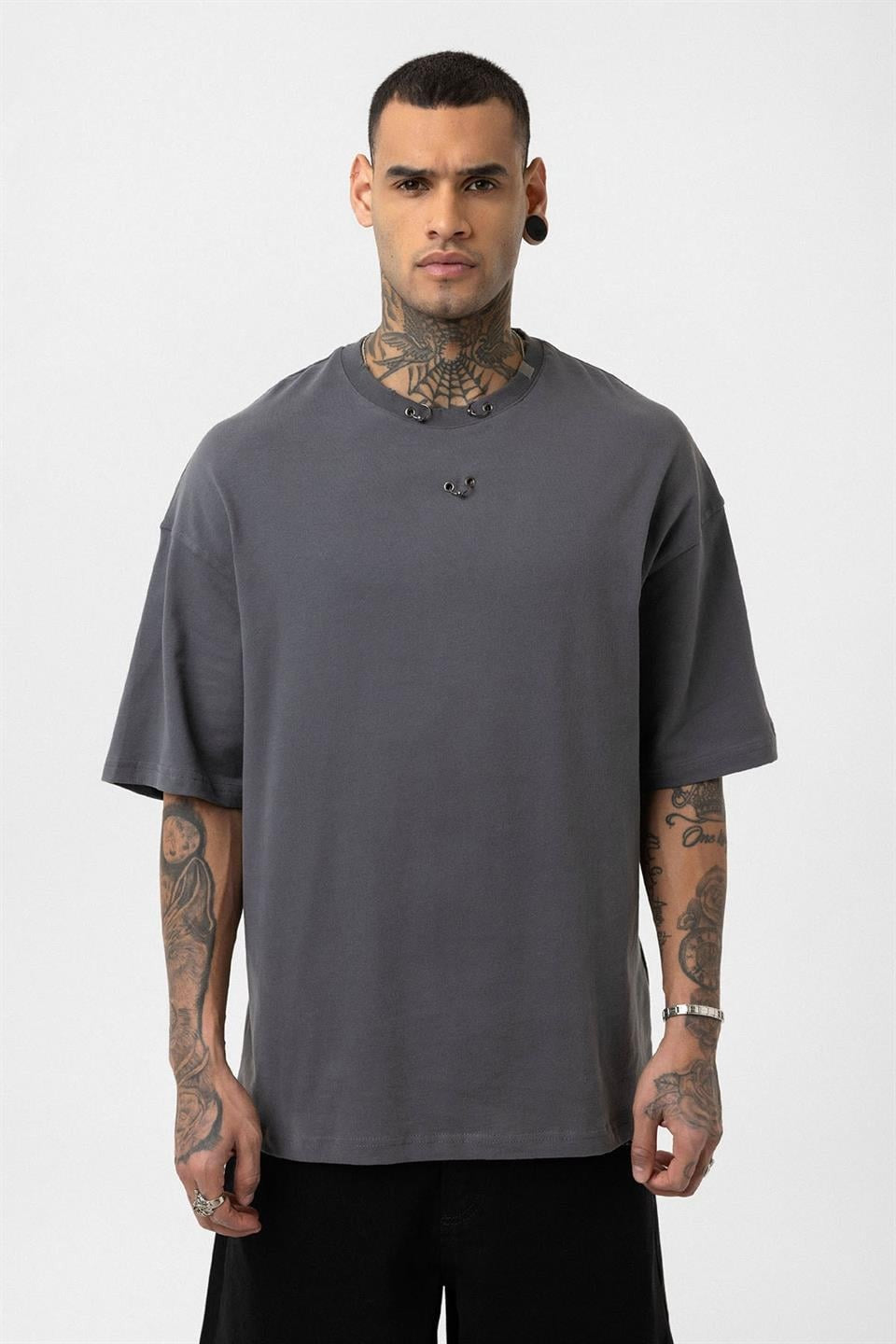Oversize Metal Halka Detaylı Tişört