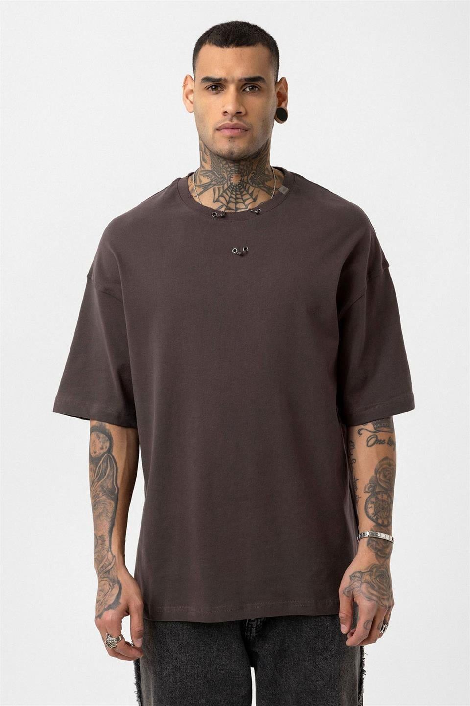 Oversize Metal Halka Detaylı Tişört