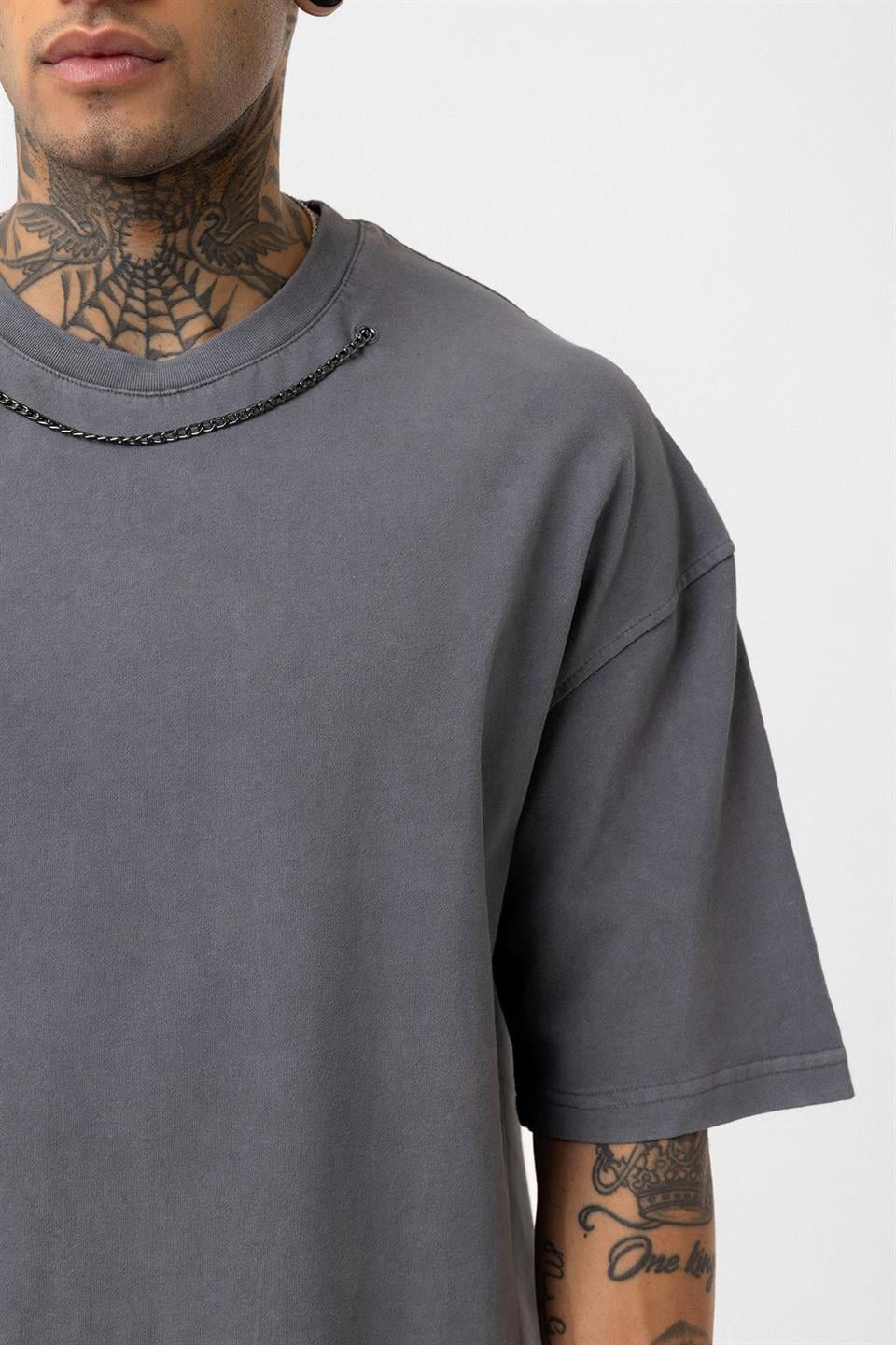 Yıkamalı Zincir Detaylı Oversize Tişört