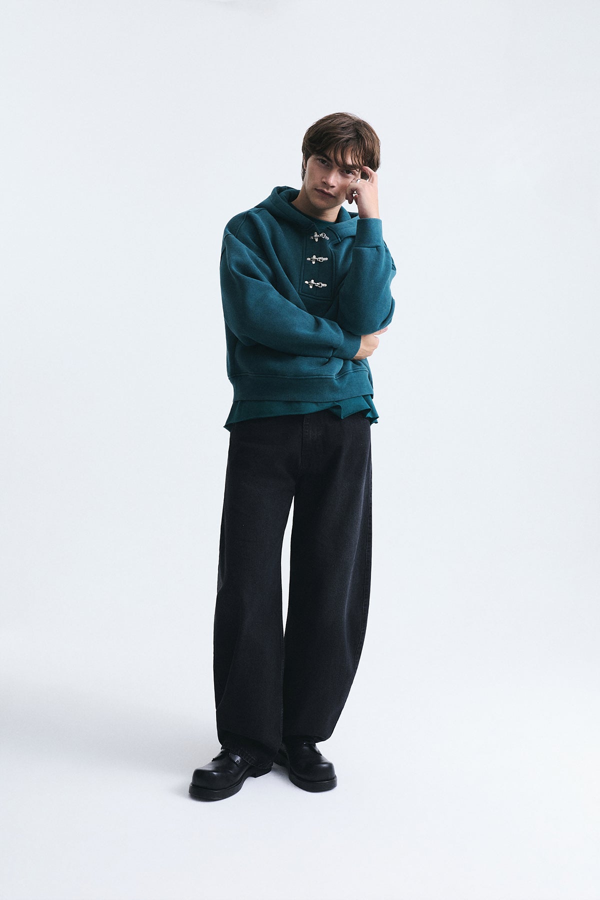 Boxy Fit Metal Klips Kapama Sweatshirt