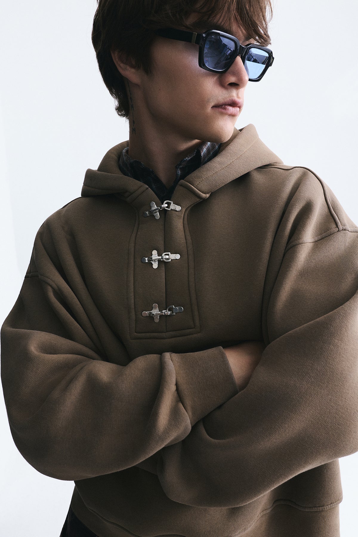 Boxy Fit Metal Klips Kapama Sweatshirt