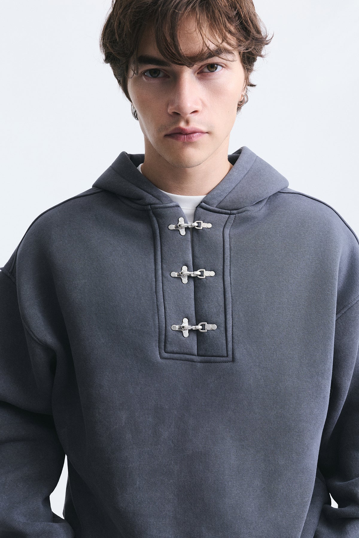 Boxy Fit Metal Klips Kapama Sweatshirt