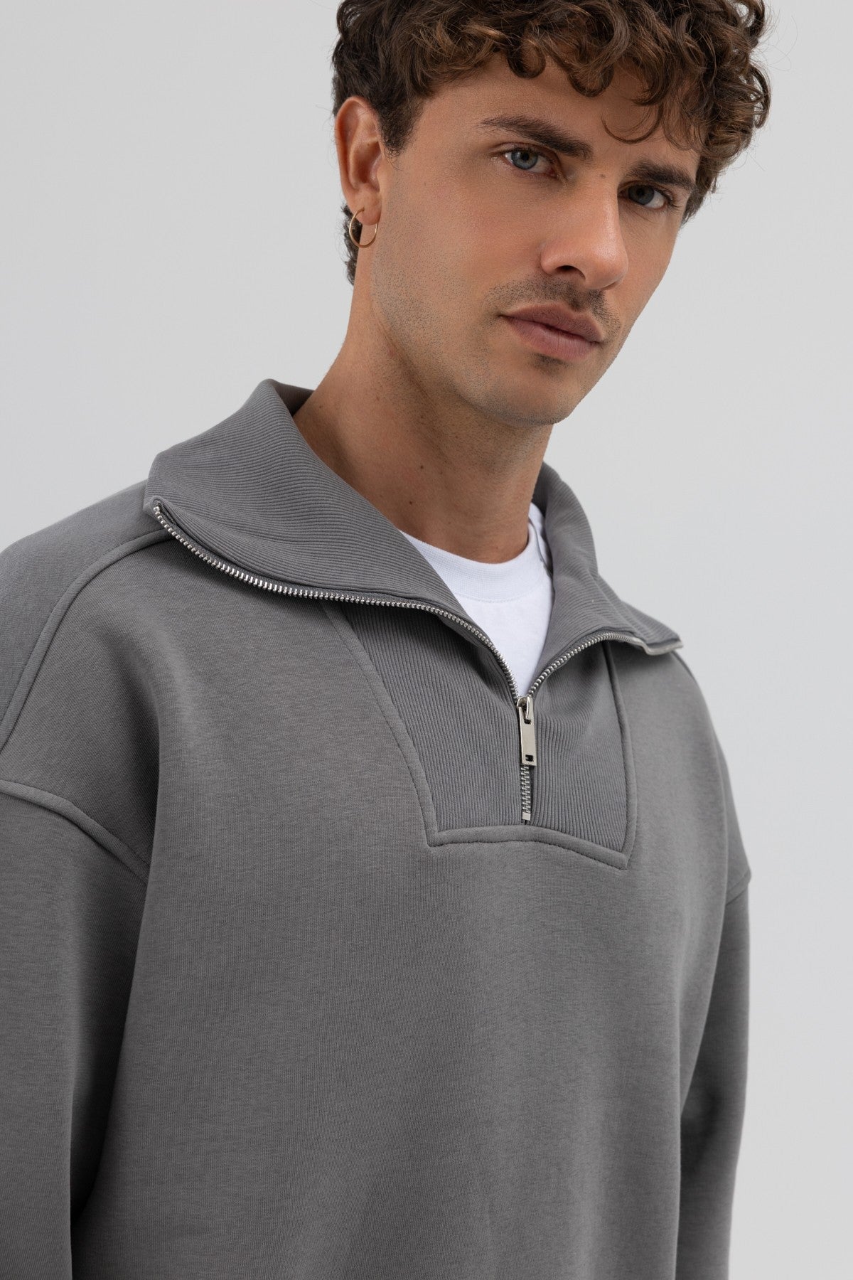 Basic Fermuarlı Dik Yaka Sweatshirt